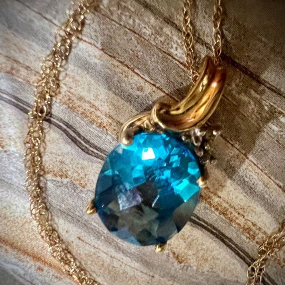 Vintage Solid 10K Gold Swiss Blue Topaz & Diamond Pendant on 18 inch 10K Chain - Picture 16 of 17